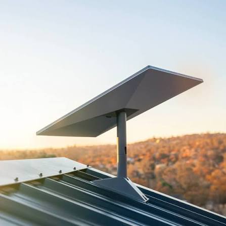 Antena flat panel de internet via satélite instalada no telhado